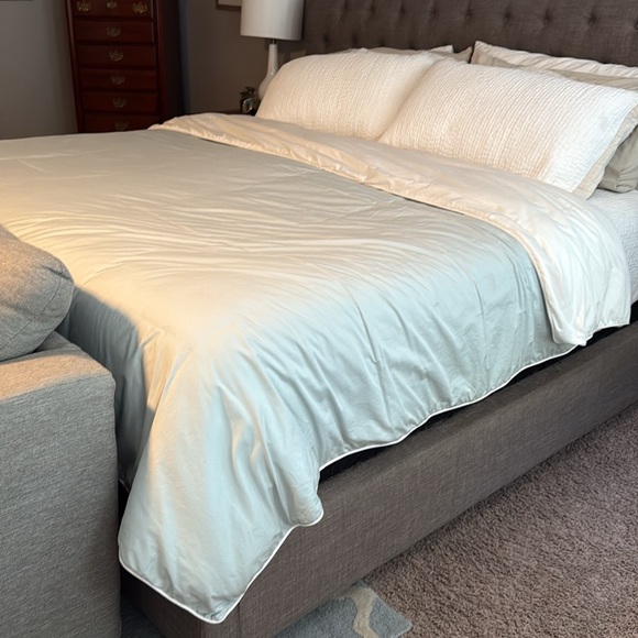 Luxurious White and Light Aqua Blue Duvet Cover with Duvet included - Picture 2 of 5